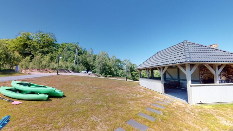 Alatana do grillowania z kajakimi obok