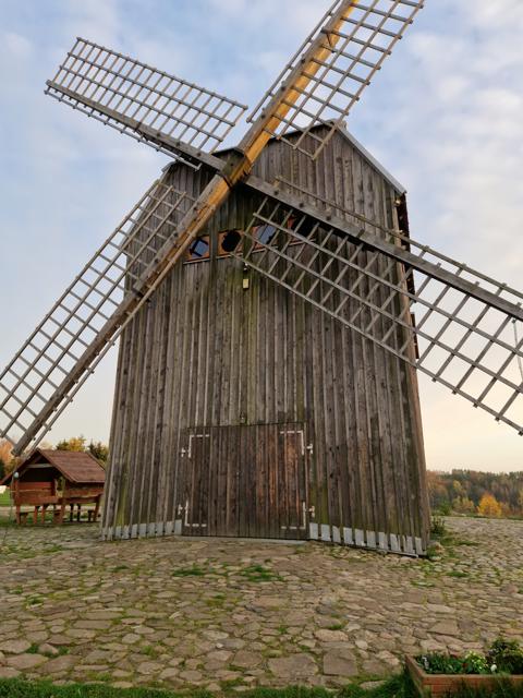 Wiatrak koźlak na górze Sobótka w Ręboszewie